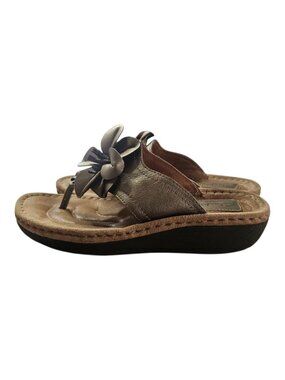 Clark’s Women’s Size 7.5 M Artisan Metallic Bronze Flower #31603 Thong Sandals